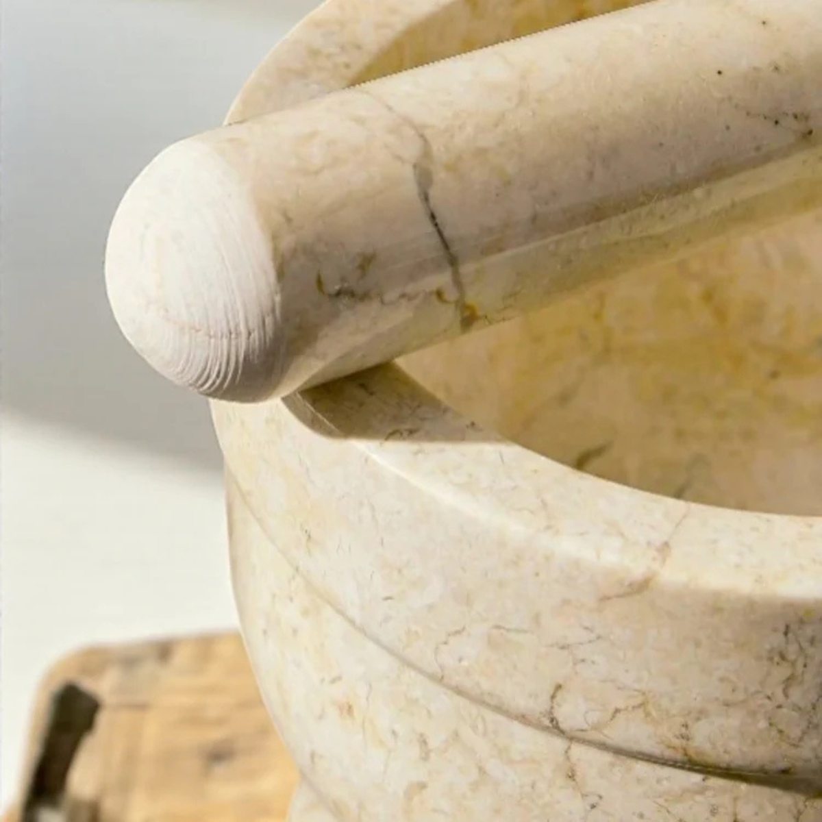 Mortier et pilon en marbre crème - Crusoë 