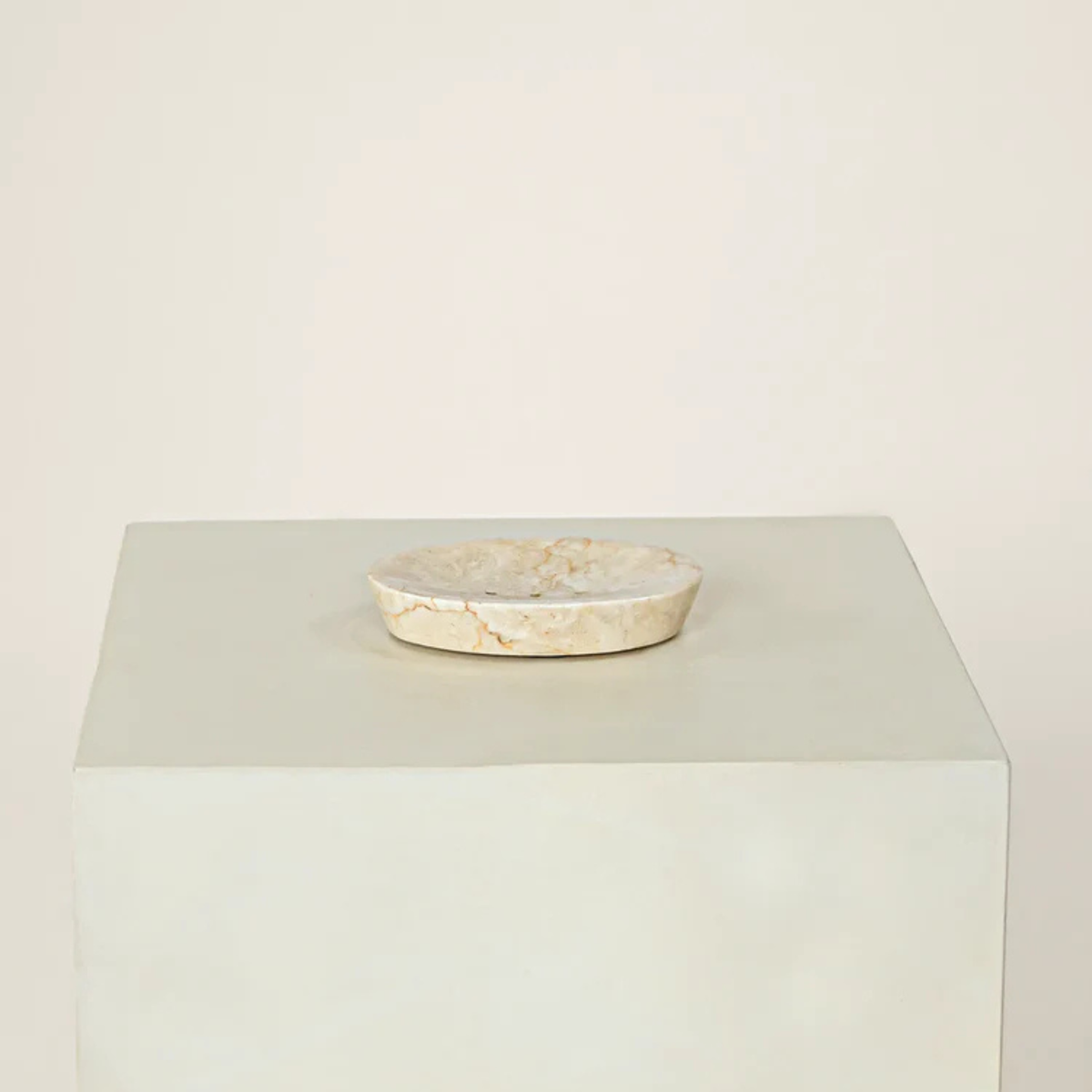 Porte savon en marbre crème fabriqué à la main avec veines naturelles et design élégant.