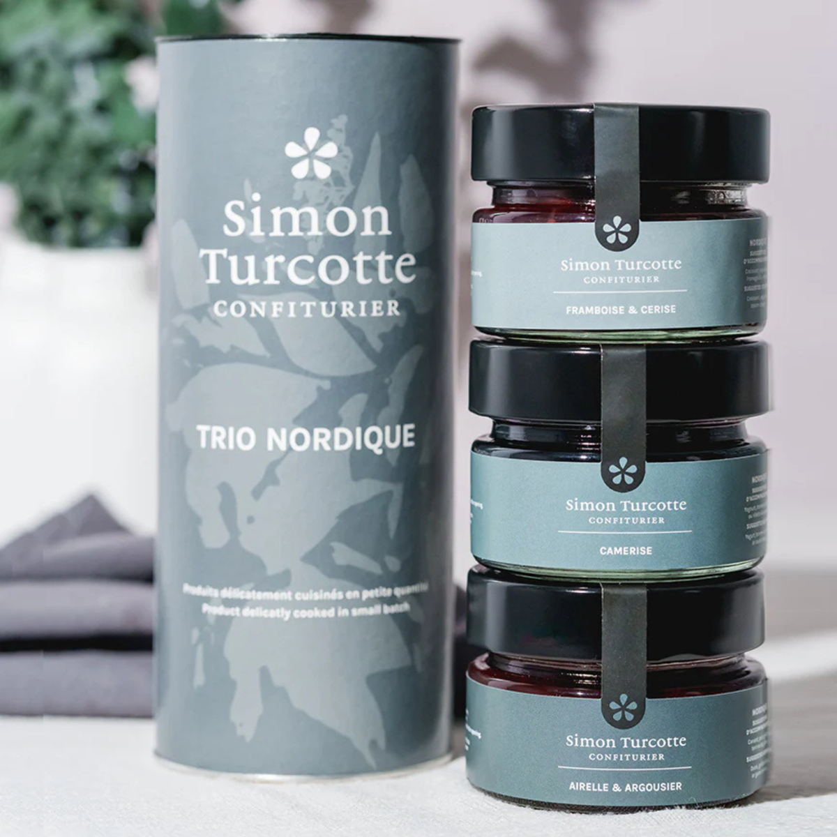 Trio de confitures artisanales aux fruits sauvages du Québec en coffret cadeau de 125 ml each by Simon Turcotte