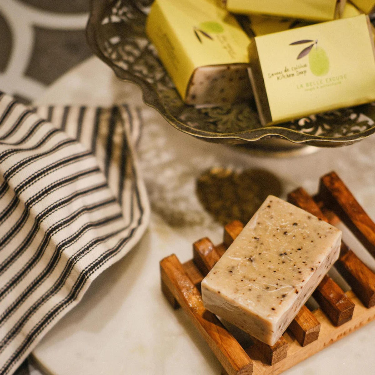 Savon en barre romarin, citron et café 135 g - La Belle Excuse