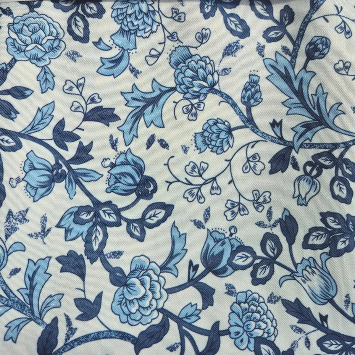 Nappe rectangulaire fleurie Amalfi blanche et bleue 54 x 72 po – Kabane