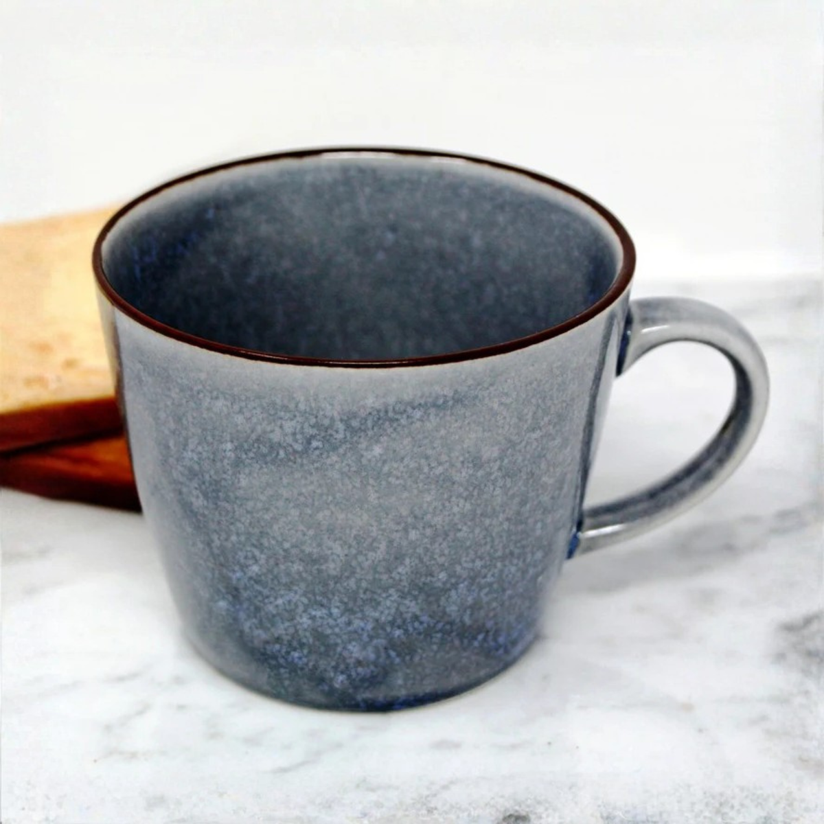 tasse en grès bleue vue complète glaçure réactive
