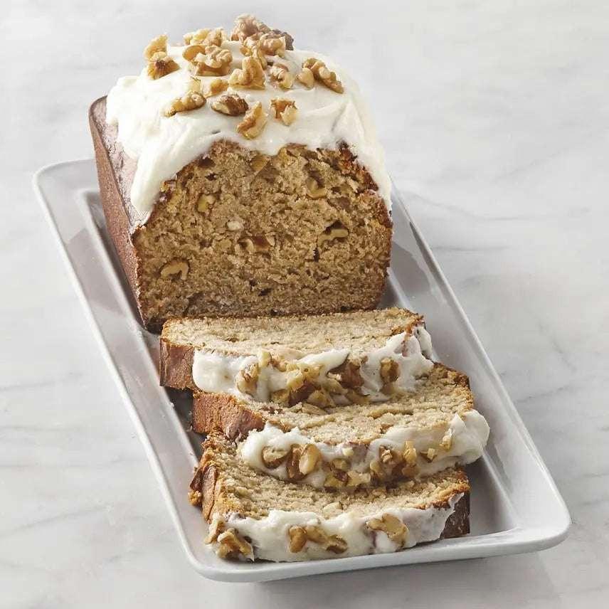 Pain aux noix tranché avec glaçage blanc sur plateau blanc, fait avec moule à pain en silicone confetti Trudeau