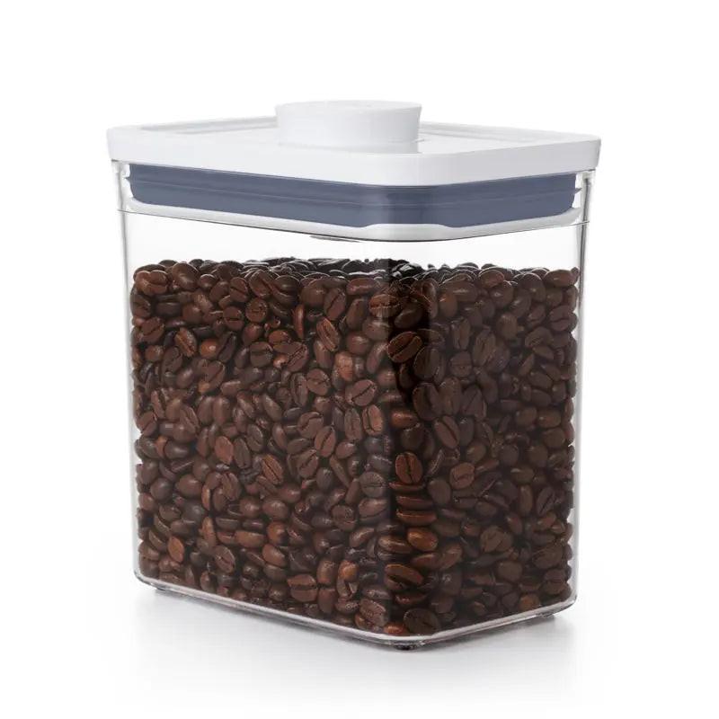 Contenant POP 1.6L Oxo transparent avec couvercle blanc rempli de grains de café, stockage hermétique sans BPA.