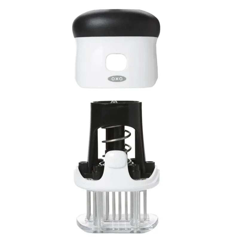 Attendrisseur à viande Oxo en acier inoxydable avec 50 lames tranchantes, poignée antidérapante et base transparente.
