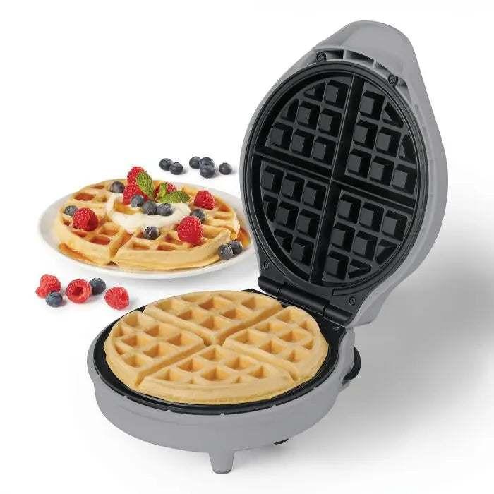 Gaufrier électrique Starfrit avec gaufres maison garnies de fruits frais sur assiette