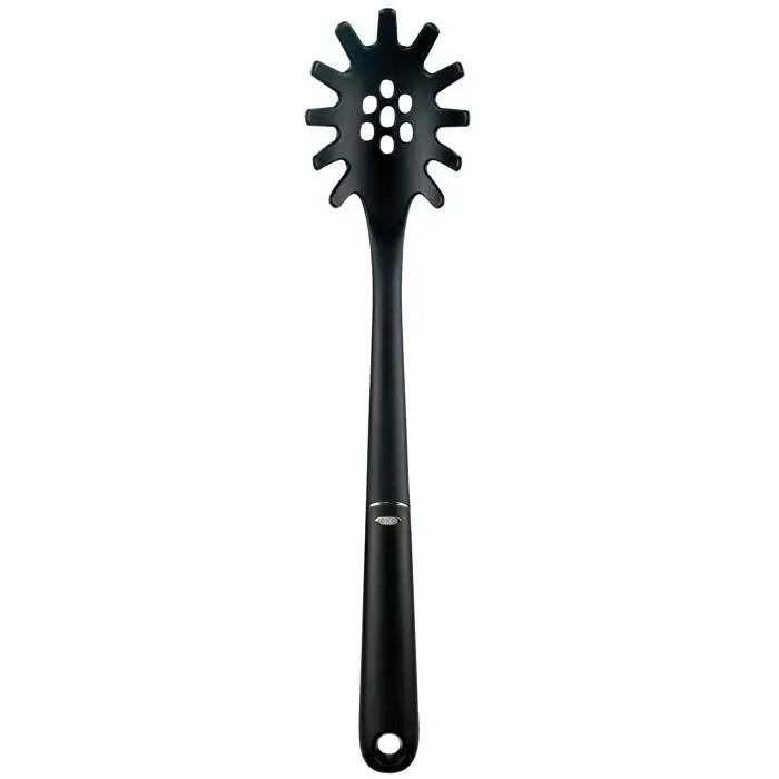 Cuillère à spaghetti noire en nylon résistant avec manche anti-dérapant et bandes métalliques.