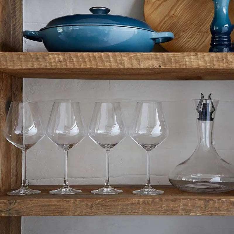 ensemble de 4 coupes à vin rouge 680 ml Le Creuset en verre transparent sur étagère en bois